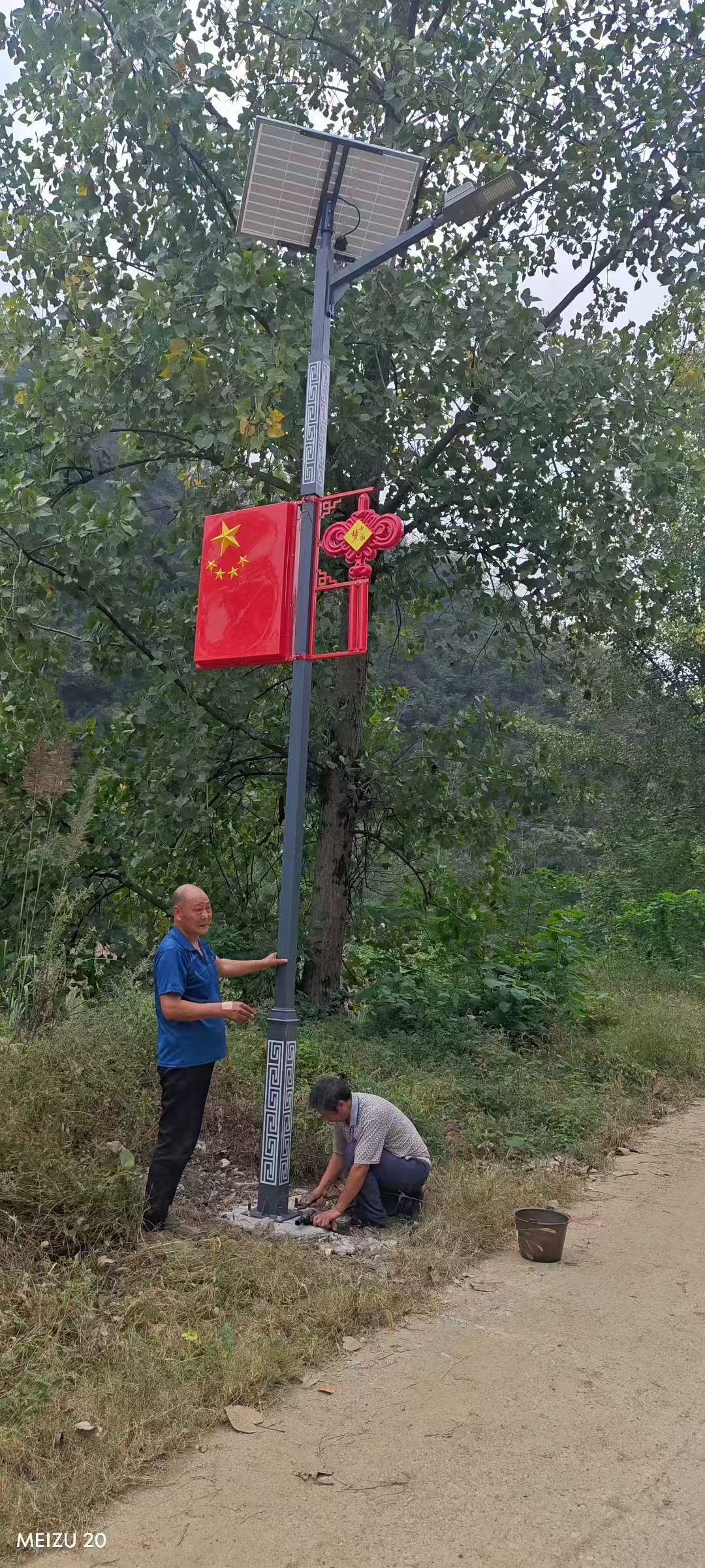襄阳保康安装6米回纹灯杆加中国结加国旗